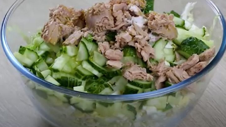 Okurkový salát s kukuřicí a tuňákem