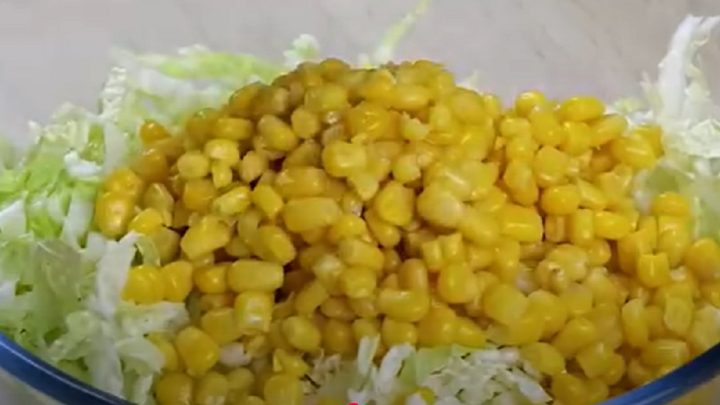 Okurkový salát s kukuřicí a tuňákem