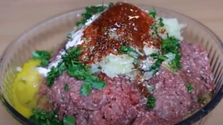 Zapečené masové kuličky s bramborami