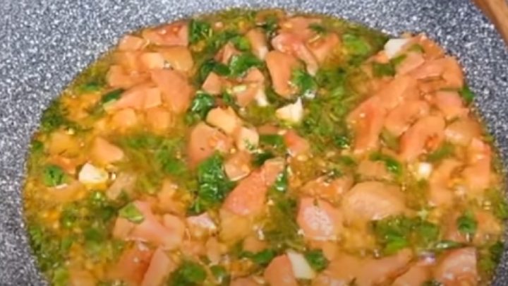 Teplý zelný salát s rajčaty a česnekem