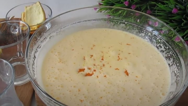 Vláčný pomerančový koláč sypaný kokosem