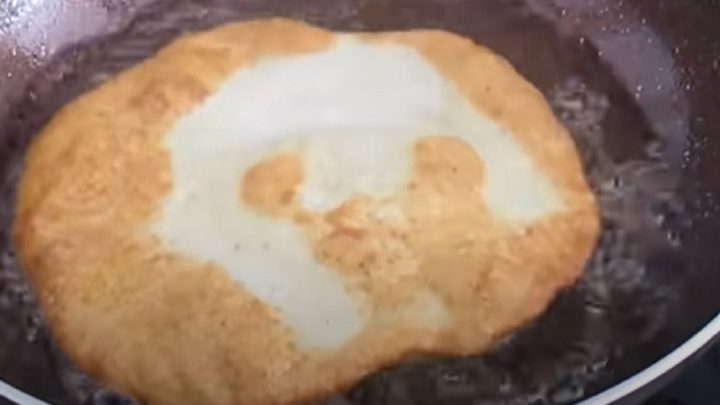 Smažené placky z nakládaných okurek