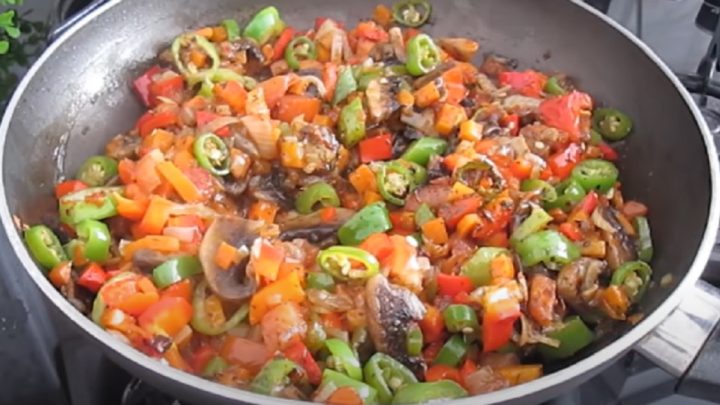 Květákový nákyp s houbami a čedarem