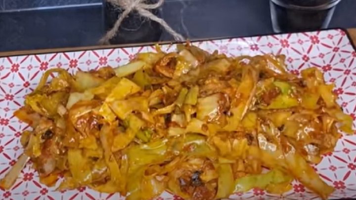 Teplý zelný salát s rajčaty a česnekem