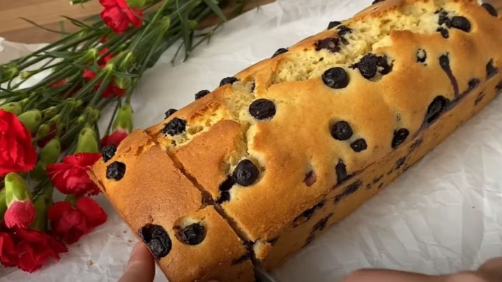 Vláčný borůvkový chlebíček s jogurtem