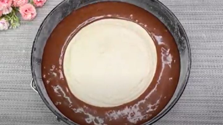 Dvoubarevný dort s tvarohem a jogurtem