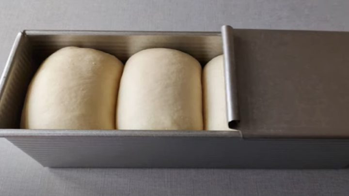 Domácí toustový chléb ze sušeného droždí