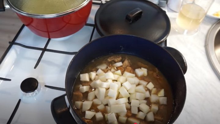 Šťavnaté vepřové kostky s kedlubnou