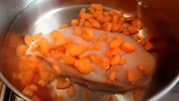 Polévka s kuřecím masem a vejcem