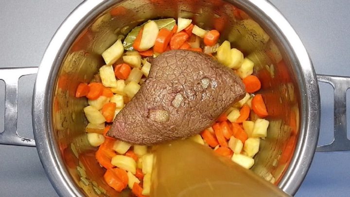 Svíčková omáčka s hovězím masem