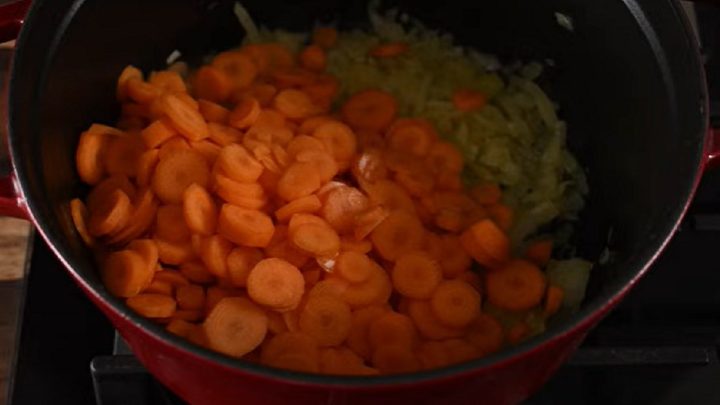 Zdravá mrkvová polévka s čerstvou petrželkou