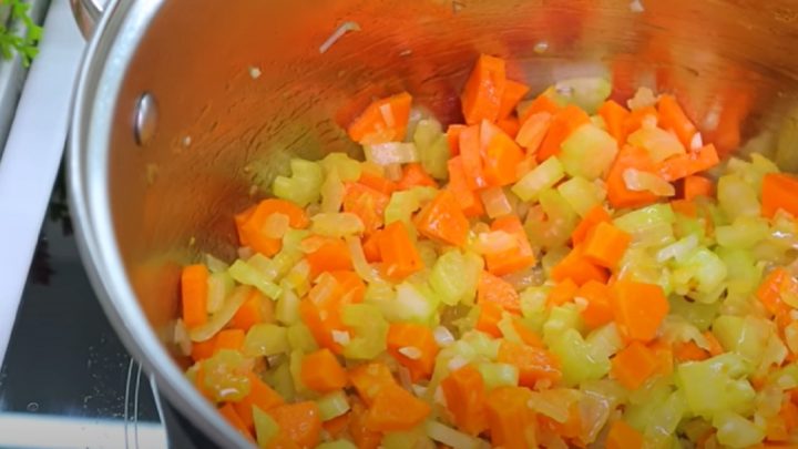 Zeleninová polévka s hráškem a pečenými toasty