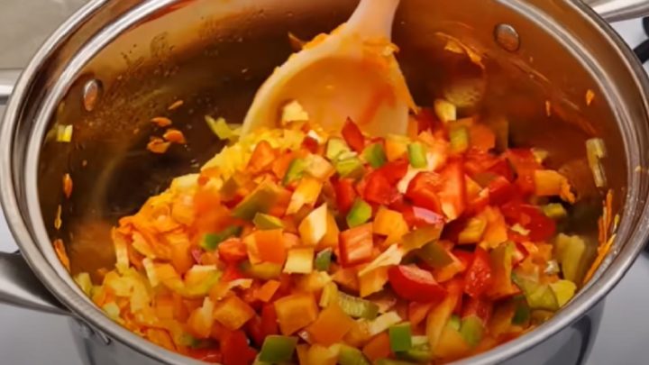 Hustá kuřecí polévka s nudlemi a zeleninou