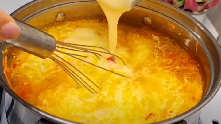 Hustá kuřecí polévka s nudlemi a zeleninou