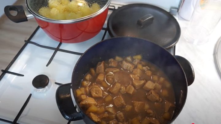 Šťavnaté vepřové kostky s kedlubnou