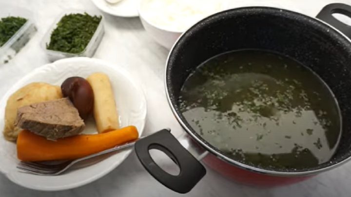 Zbytková polévka s hovězím masem a zeleninou