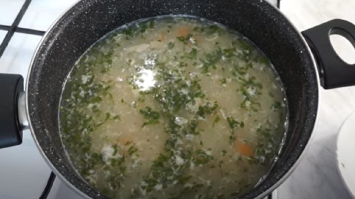 Zbytková polévka s hovězím masem a zeleninou