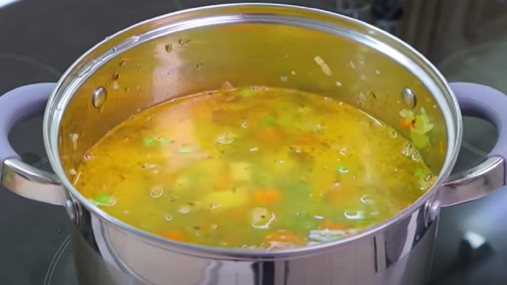 Zeleninová polévka s hráškem a pečenými toasty