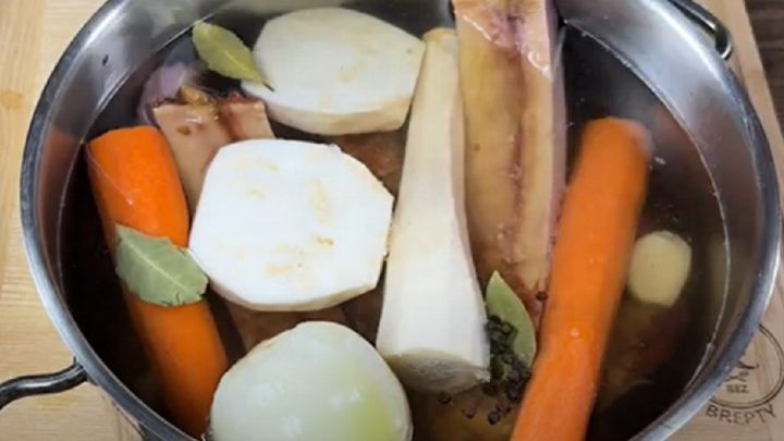 Zelná polévka s uzeným masem a majoránkou