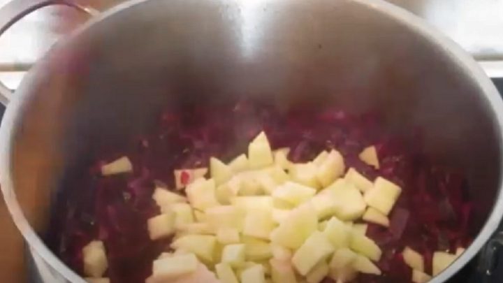 Dušené červené zelí s jablkem