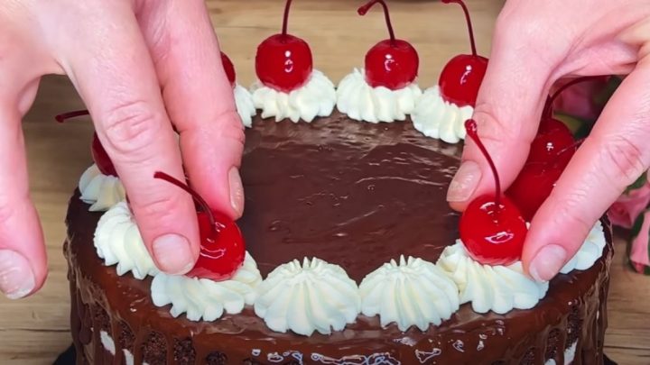 Slavnostní čokoládový dort s třešněmi