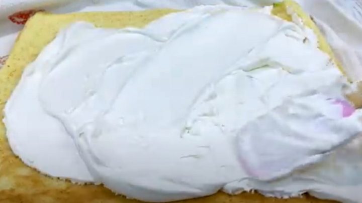 Rychlá piškotová roláda s bílou čokoládou