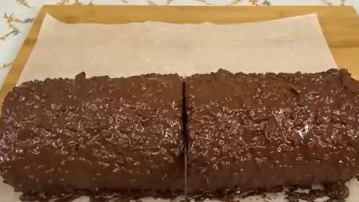 Roláda s třešněmi, čokoládou a ořechy