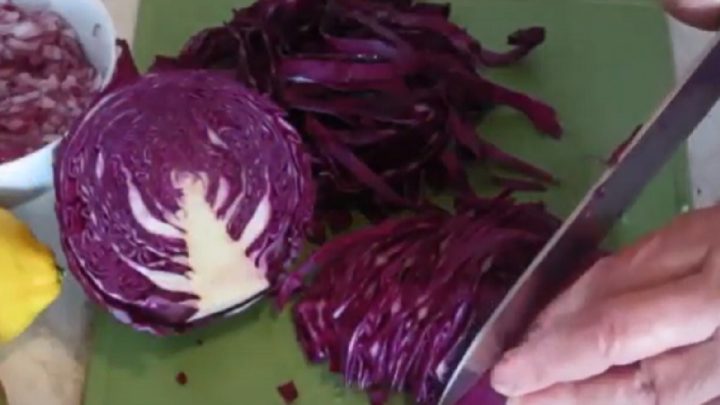 Dušené červené zelí s jablkem