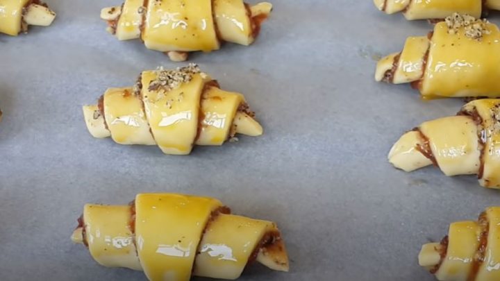 Rohlíčky s marmeládou a ořechy