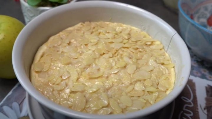 Rakouský jablečný koláč s mandlemi