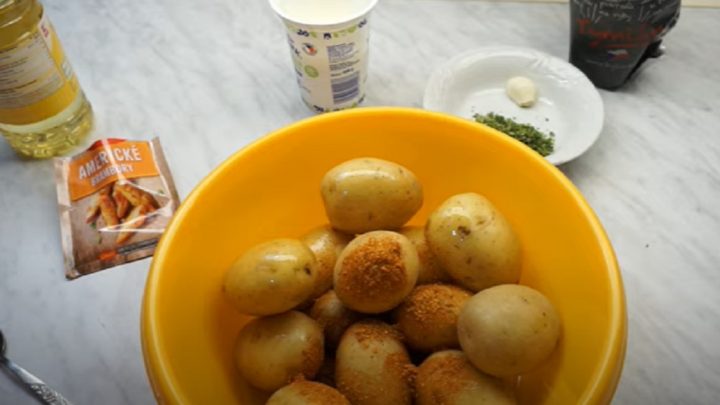 Tymiánové brambory s česnekovým dipem