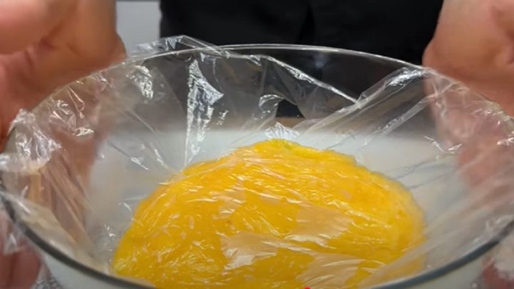 Plněná bábovka s broskvemi a vanilkou