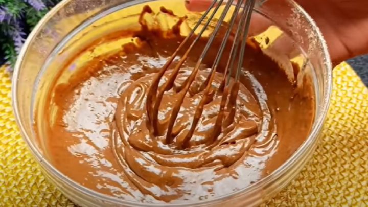 Koláč s karamelizovanými banány z pánve