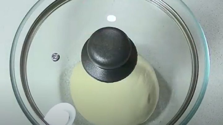 Jednoduchý bílý chléb z kynutého těsta