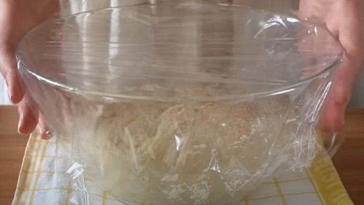 Domácí sýrové bulky s česnekem