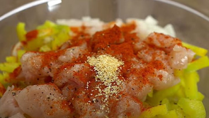 Kuřecí kousky s bramborem v pečicím papíru