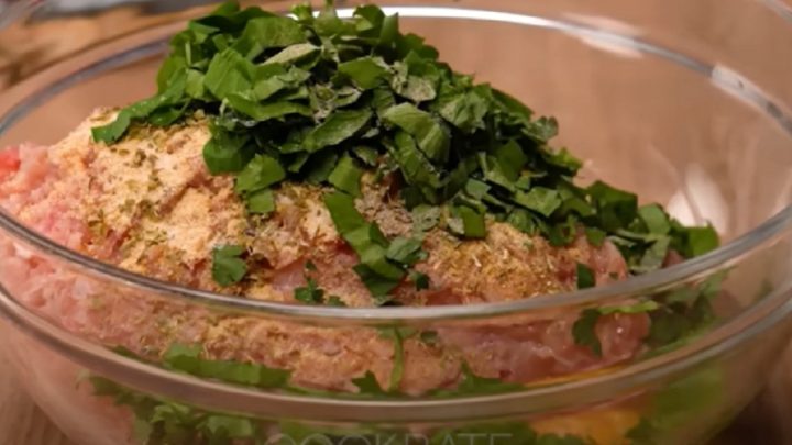 Pečená masová roláda s okurkami a slaninou