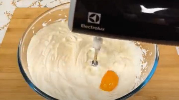 Roláda s třešněmi, čokoládou a ořechy