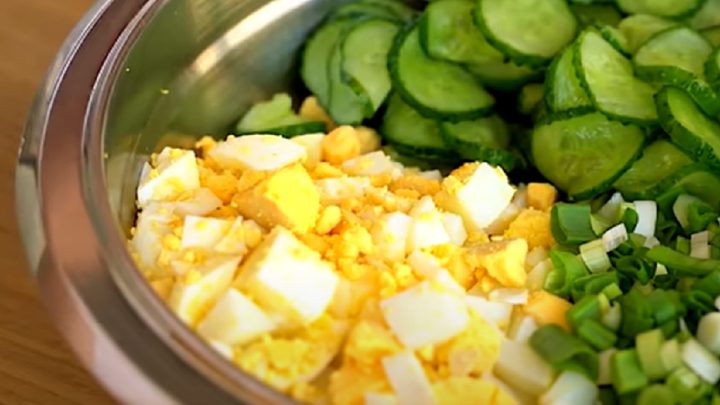 Tukožroutský okurkový salát s vejci