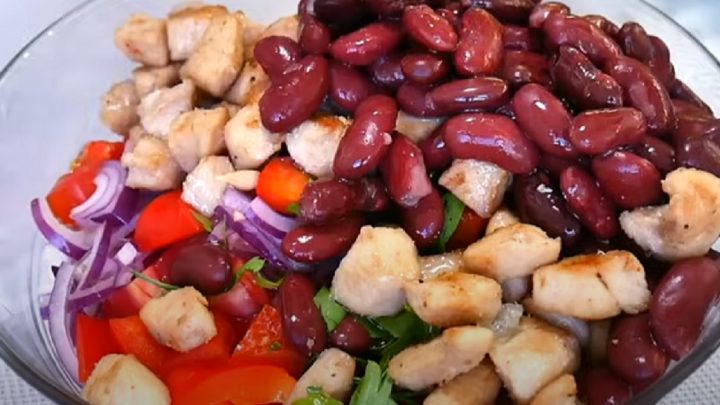 Rychlý kuřecí salát se zeleninou