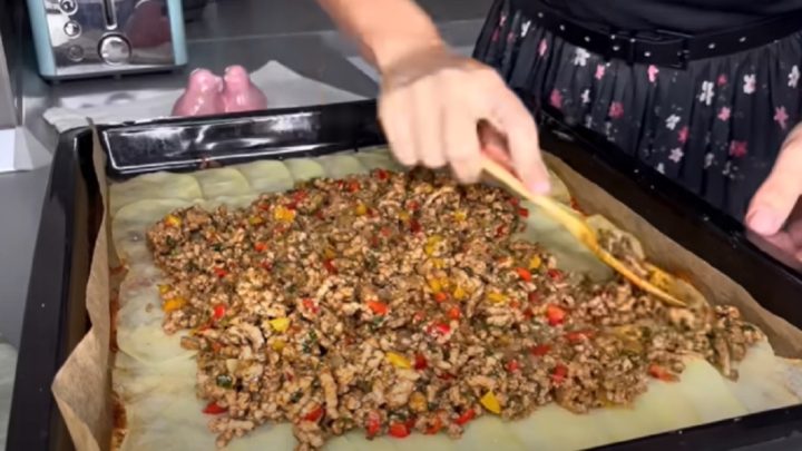 Zapečená bramborová roláda s mletým masem