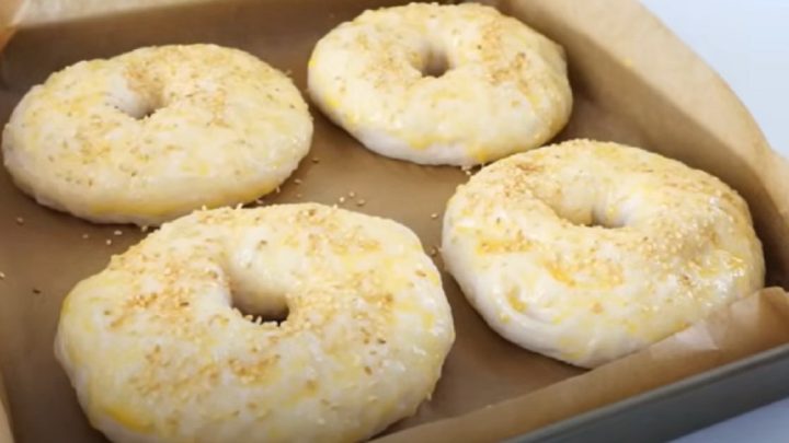 Domácí bagel sypaný sezamem