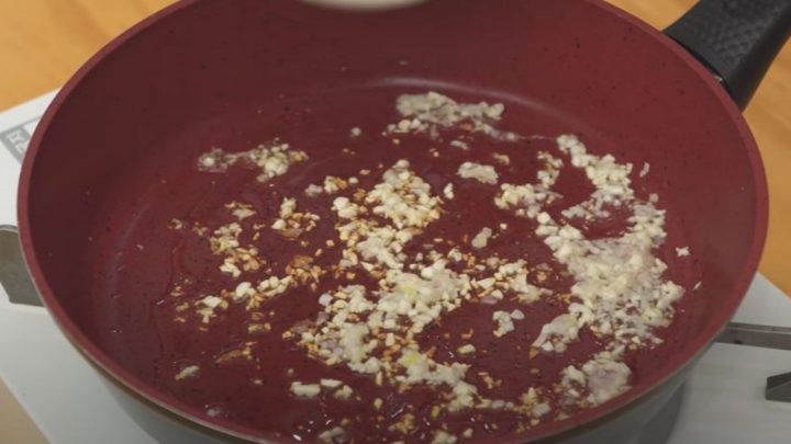 Rychlá smažená rýže s vejci a česnekem