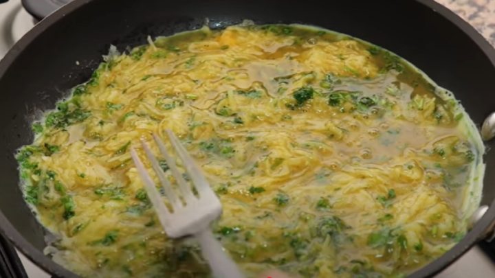 Smažená bramborová placka plněná sýrem