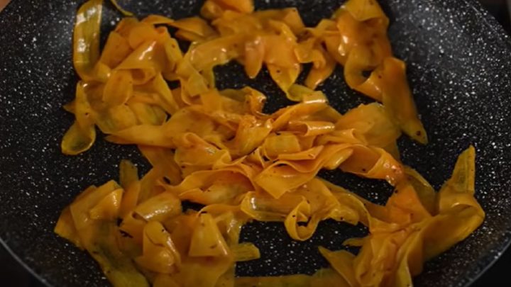 Zdravá mrkvová polévka s čerstvou petrželkou