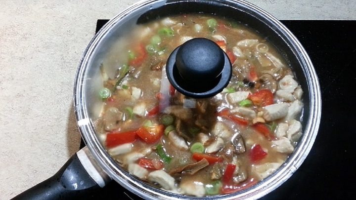 Kuřecí na hříbkách se zeleninou a rýží