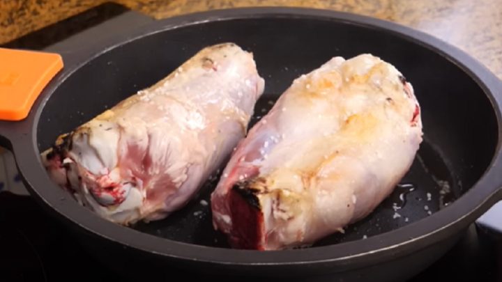 Vepřové koleno na pivu s cibulí a česnekem