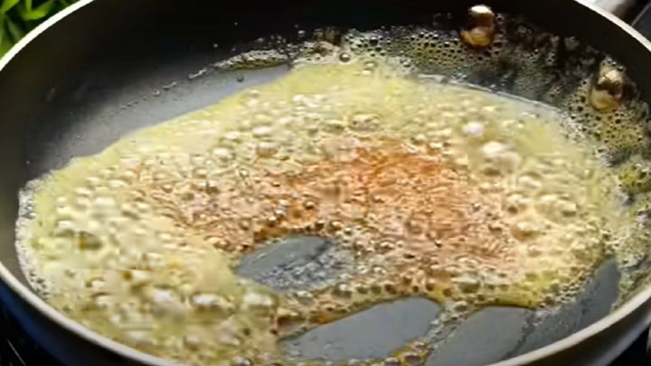 Koláč s karamelizovanými banány z pánve