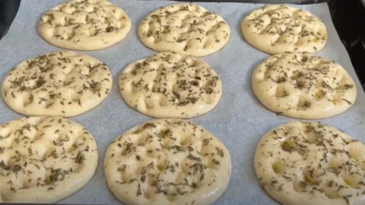 Mini pizzy s paprikou a cherry rajčaty