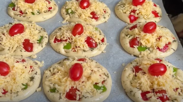 Mini pizzy s paprikou a cherry rajčaty